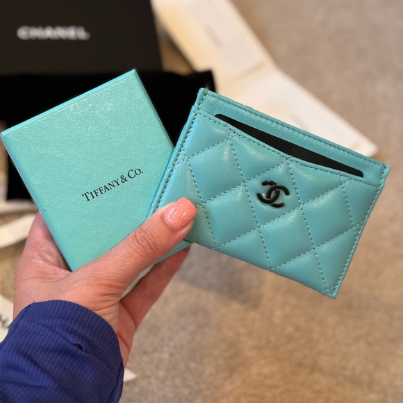Chanel card holder in teal with black hardware - Picture 10 of 11